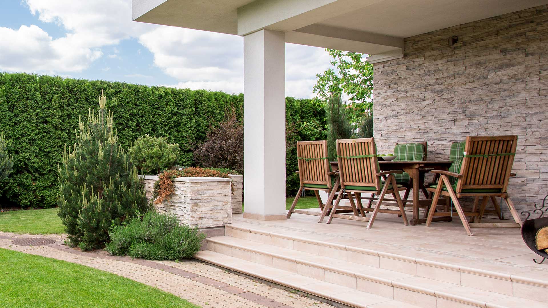 Tolle Ideen für Ihre Terrasse Die Terrasse ist Übergang zwischen Haus und Garten und der perfekte Ort, um die warme Jahreszeit zu genießen. Bei uns finden Sie vielen Inspirationen, wie sich eine Terrasse harmonisch in den Garten integrieren lässt. Gartenplatten in allen Materialien Ob Keramik, Beton, Terrakotta oder Naturstein – wir haben die verschiedensten Materialien für jeden Anspruch im Angebot. Bei uns finden Sie Keramikfliesen sowohl im klassischen Design und Format als auch in ausgefallenen Größen und Oberflächen wie zum Beispiel im Großformat oder in moderner Holzoptik. Keramikfliesen in 3 cm Stärke Rausgehen und wohlfühlen – mit unseren hochwertigen & trendigen Outdoor-Fliesen in 3 cm Stärke! Diese Fliesen kombinieren die Schönheit von Naturstein und Holz mit den physikalischen Vorteilen von Keramik. Sie sind leicht zu verarbeiten, lichtfest, frostfest und einfach zu reinigen. Zeitlos und belastbar – unsere Pflastersteine Damit sich die Pflasterfläche harmonisch in das Gesamtbild einfügt, muss sie zum Baustil des Hauses und der Umgebung passen. Lassen Sie sich von unserer großen Auswahl inspirieren! Ob traditionell und authentisch oder modern und naturnah – lassen Sie sich von unserer großen Auswahl überraschen. Natürlich erhalten Sie bei uns auch Zäune und Palisaden für Ihren Lieblingsplatz im Grünen – unsere Holz- und Steinsystemen bieten Ihnen jede Möglichkeit der individuellen Gestaltung.